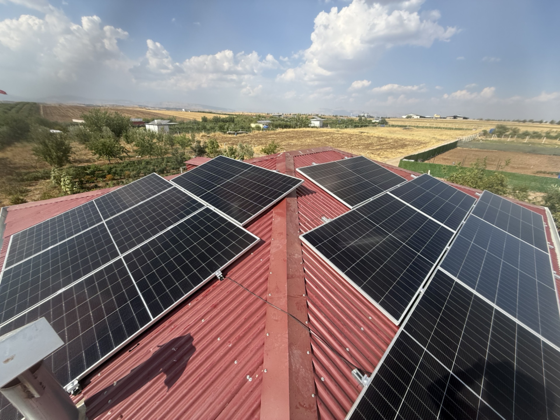 Kahta bağ evinde çatı güneş panelleri